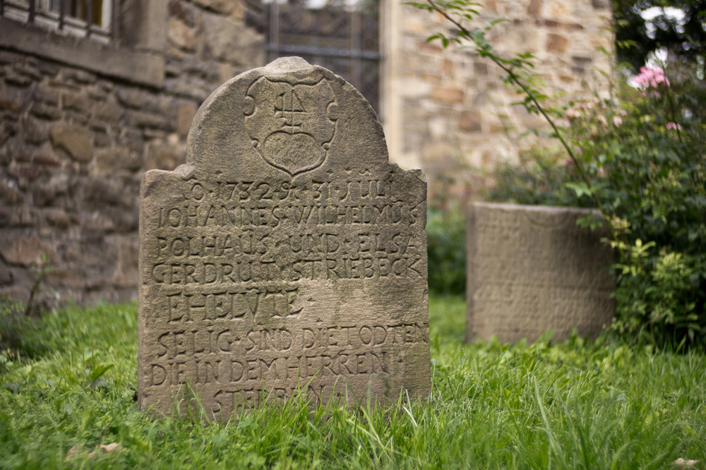 Grabsteine an der St. Georgs Kirche