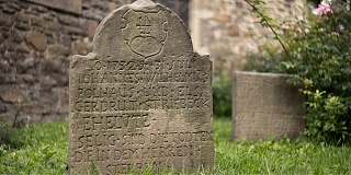 Grabsteine an der St. Georgs Kirche in Hattingen