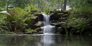 Kleiner Wasserfall im botansichen Garten