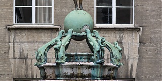 Der linke Brunnen am Bochumer Rathaus